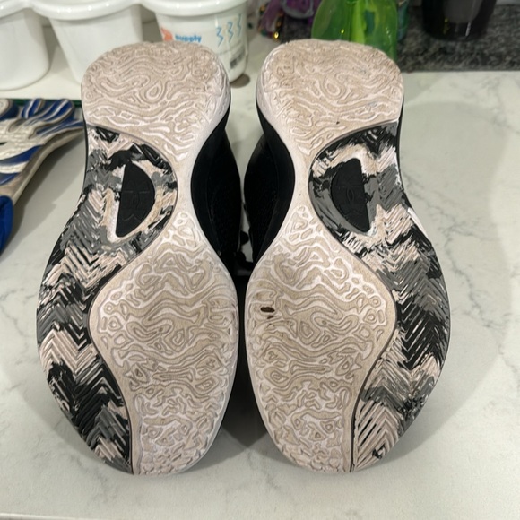 Under Armour Boys Basketball Sneakers 6Y - Picture 3 of 4